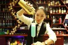 美女调酒师:带给你不一样的视觉盛宴