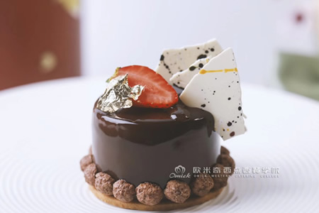 郑州西点烘焙学校‍分享：烘焙时常用哪几种巧克力？