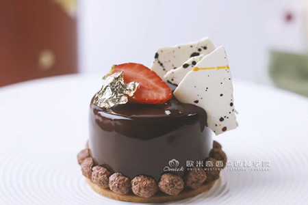 郑州西点烘焙学校分享:烘焙时常用哪几种巧克力?