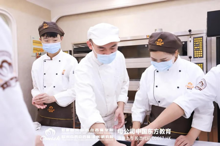 大师进校园丨郑州欧米奇就业合作伙伴半丘面包主管到校授课,传递指